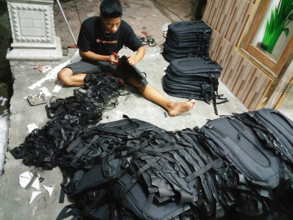 Pabrik Tas Esprobags Dokumentasi Kerja Penuh Dedikasi dari pengrajin tanggulangin