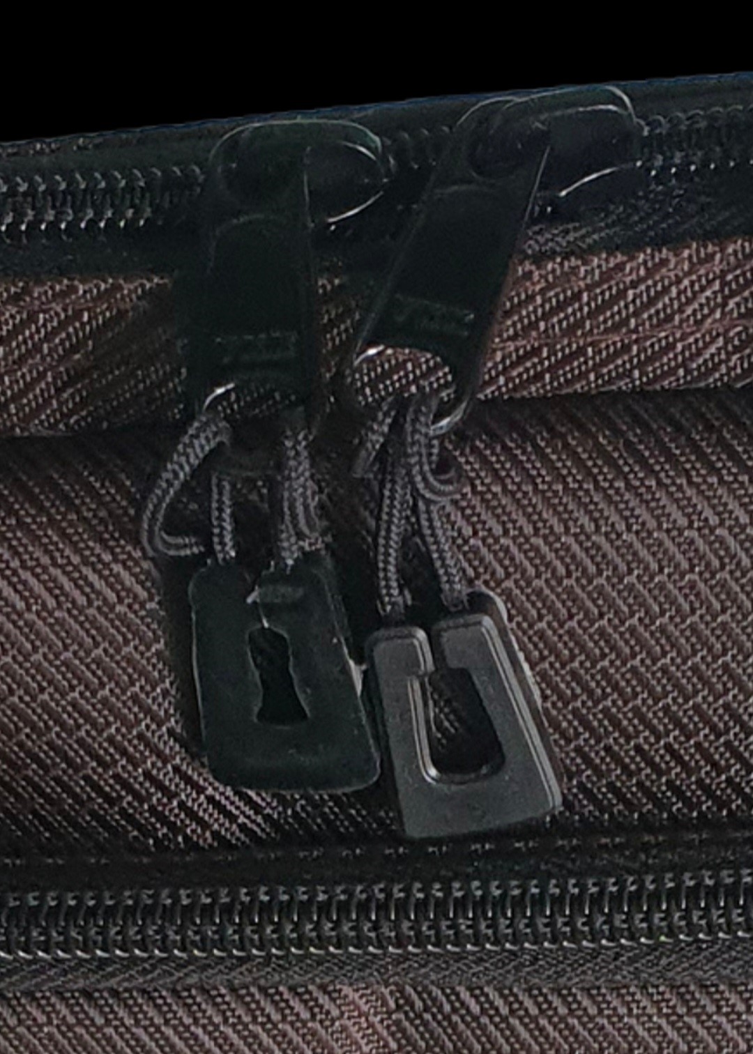 Penggunaan Resleting YKK Original pada Tas Sienna Sovereign