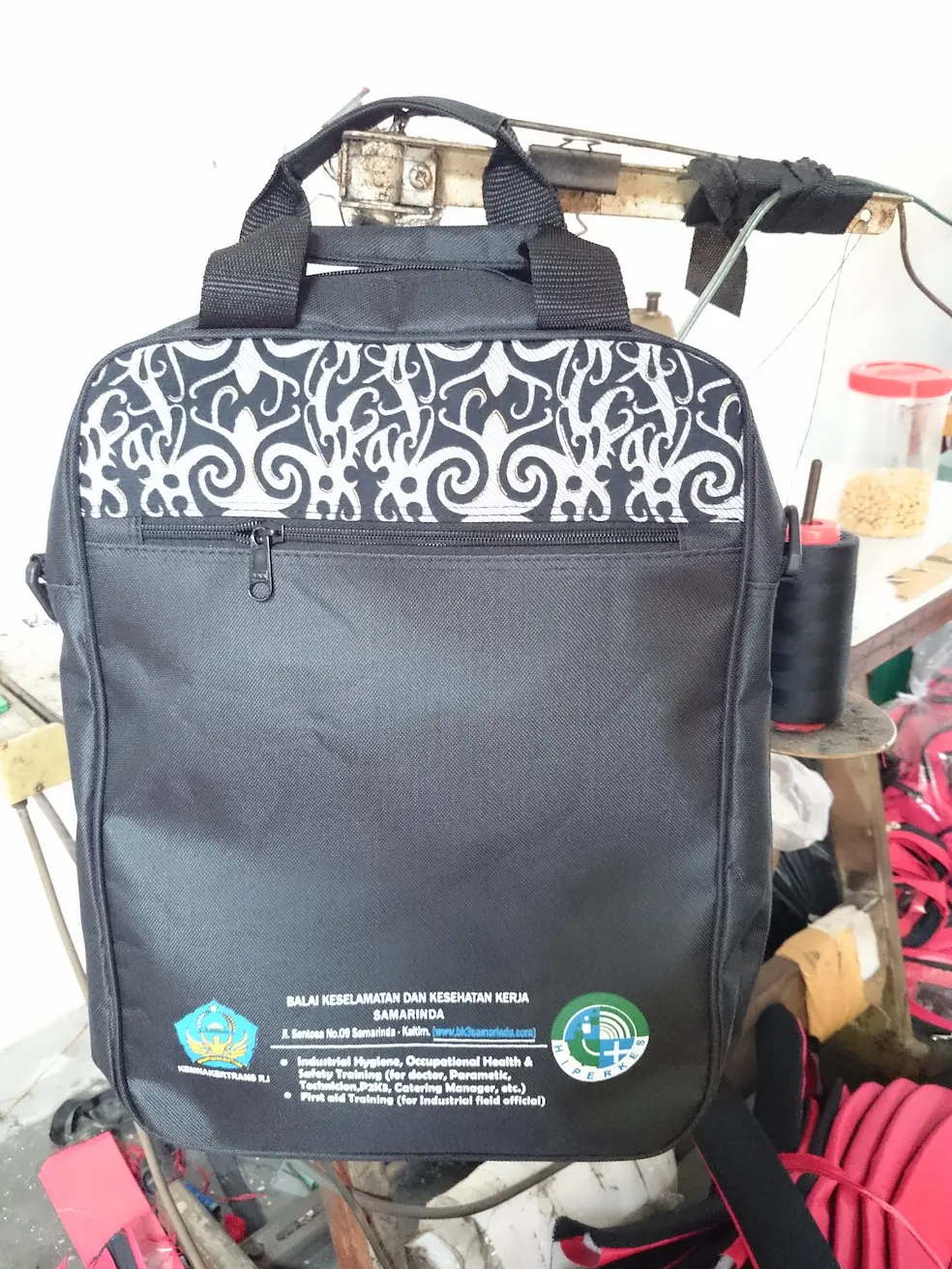 Tas seminar CV402 dengan aplikasi sablon motif terinspirasi ornamen Kalimantan, dokumentasi Esprobags