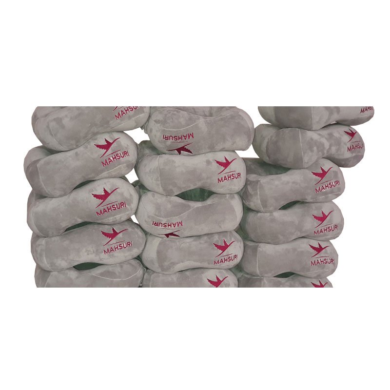 Corporate Merchandise & B2B Sourcing — Pengadaan Merchandise Perusahaan 3 Dokumentasi bantal leher abu-abu berlogo Mahsuri dalam jumlah banyak