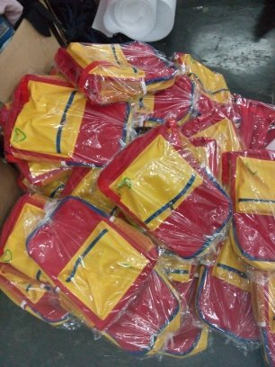 Sejumlah ransel anak BC-16 merah kuning dalam dokumentasi produksi Esprobags