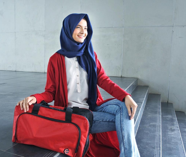 Tas travel dan olahraga TB-215 Esprobags ditampilkan dengan model untuk referensi ukuran tas