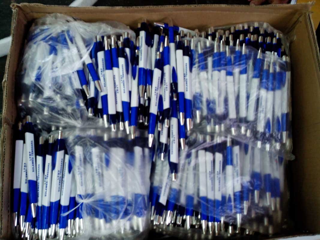Corporate Merchandise & B2B Sourcing — Pengadaan Merchandise Perusahaan 8 Pulpen atau bolpoin biru putih berlogo tersusun dalam kemasan pesanan