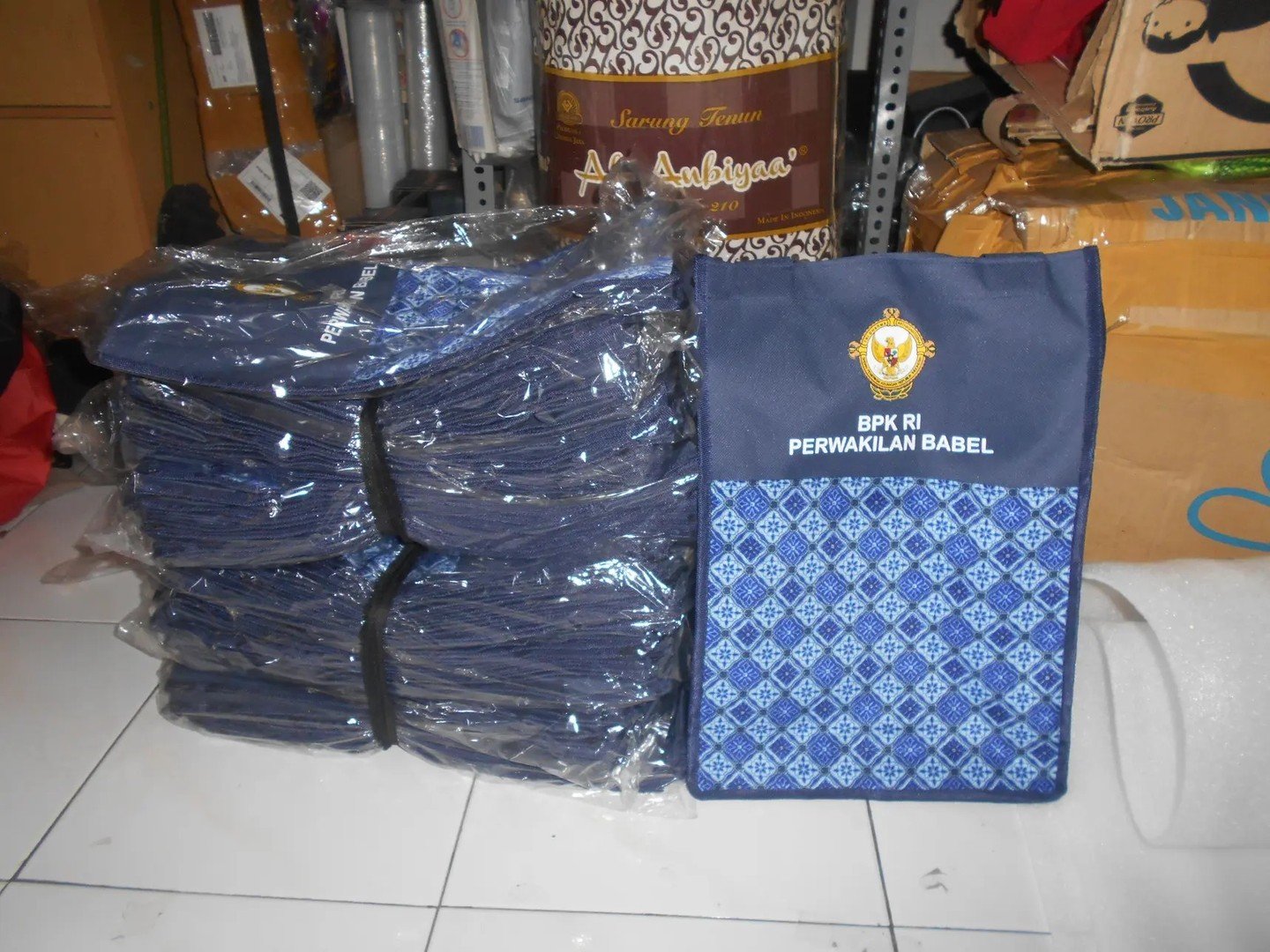 Tas souvenir batik navy dan motif biru untuk BPK RI Perwakilan Bangka Belitung, dokumentasi Esprobags